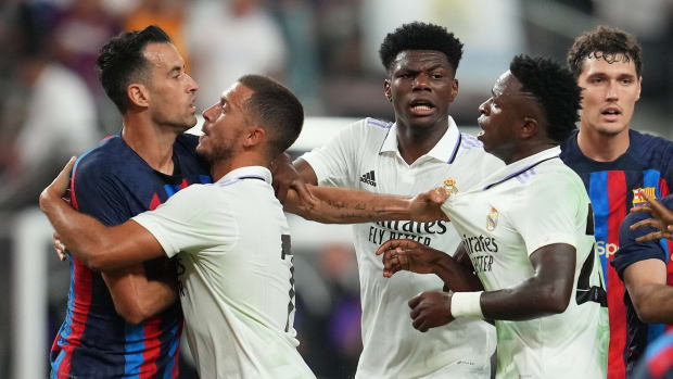 Jugadores de Real Madrid y Barcelona pelean
